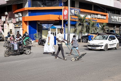 Un hombre empuja un carro en el centro de Dakar el pasado 16 de enero. 