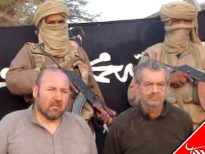 Fotografía en la que aparecenPhilippe Verdon (abajo derecha) y Serge Lazarevic, secuestrados en Malí junto a sus captores.