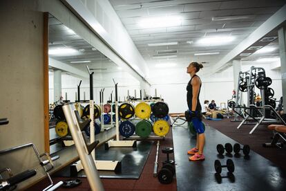 El trabajo con pesas es fundamental en su jornada de entrenamiento.