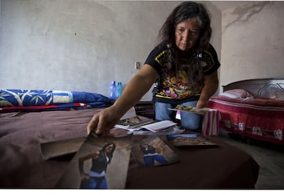 La madre de Mar&iacute;a Mariscal, desaparecida el pasado 4 de diciembre, muestra fotos de su hija en el dormitorio de su casa.