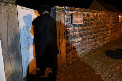 Un hombre entra al cementerio judío de Westhoffen, localidad francesa cercana de Estrasburgo, en la madrugada del miércoles, donde se descubrieron 107 tumbas pintadas con esvásticas e inscripciones antisemitas.