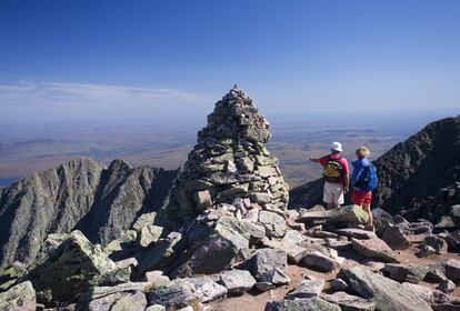 Dos senderistas en la cima del monte Katahdin, en Maine (EE UU), donde termina el sendero de los Apalaches.