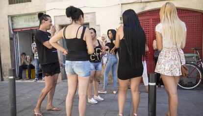 Prostitutas del carrer de Robador durant una protesta contra les agressions.