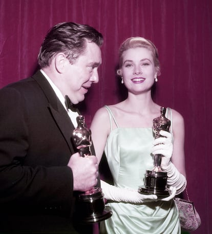 Hace 65 años Grace Kelly recogía su Oscar por La angustia de vivir con un vestido verde agua diseñador por Edith Head. Tras casarse, colocó la estatuilla en su habitación de palacio en Mónaco.