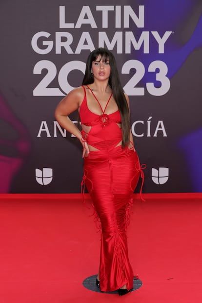 La artista argentina Nathy Peluso, con vestido rojo de aberturas laterales firmado por Balenciaga.