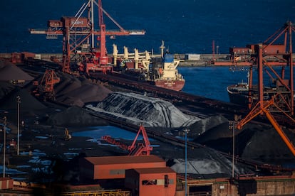 Montones de carbón en el puerto de Gijón, en la zona oeste de la ciudad. 