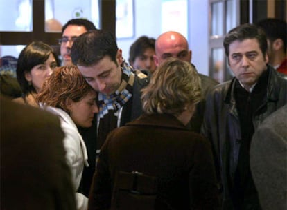 Amigos, familiares y compañeros socialistas de Isaías Carrasco, ayer en el hospital tras confirmarse su fallecimiento.