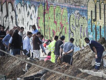 La comitiva judicial inspecciona la zanja, en una calle de Sant Adri&agrave; del Bes&ograve;s, donde supuestamente estaban los cuerpos