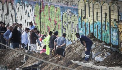 La comitiva judicial inspecciona la zanja, en una calle de Sant Adrià del Besòs, donde supuestamente estaban los cuerpos