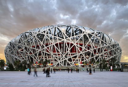 Ningún edificio deshace mejor la separación entre el arte y la arquitectura. La colaboración con el artista chino Ai Wei Wei permitió a los arquitectos suizos tejer la malla estructural que envuelve el estadio evocando un inmenso nido. Así fue bautizado por los pequineses y tras los Juegos Olímpicos de 2008 se ha convertido en icono urbano.