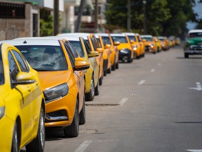 Una larga fila de taxis a la espera de repostar en La Habana (Cuba), en plena Semana Santa.