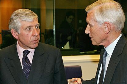 El ministro de Exteriores británico, Jack Straw, charla con su homólogo alemán, Bernard Bot, al inicio de la reunión.