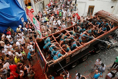 Descarga de uno de los camiones en Buñol durante la Tomatina.