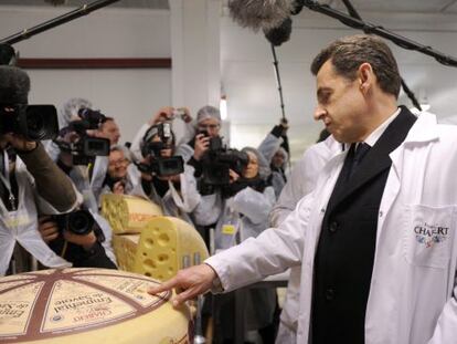 Nicolás Sarkozy visita hoy una fábrica de quesos en Valliere.