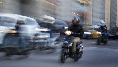 Diversos motoristes circulen per un carrer de Barcelona.