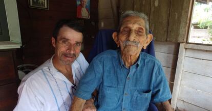 Jorge Vindas junto a José Guevara, de 108 años.