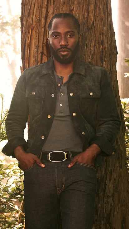 John David Washington posa para la campaña de la fragancia Bois Pacifique.