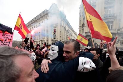 El secretario general de Vox, Javier Ortega Smith, rodeado de caretas de Anonymous en la manifestación del sindicato Justicia Salarial Policial, el pasado 3 de marzo.