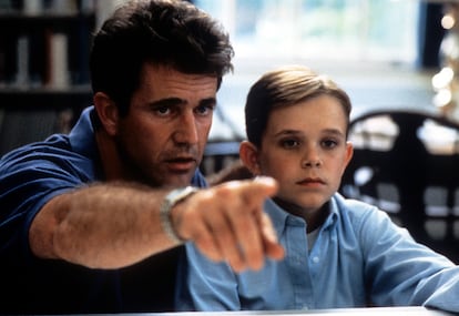 Mel Gibson y un joven Nick Stahl en una escena de 'El hombre sin rostro'.