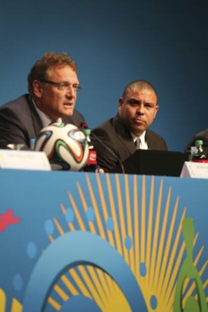 Ronaldo, junto a Jerome Valcke, secretario general de la FIFA