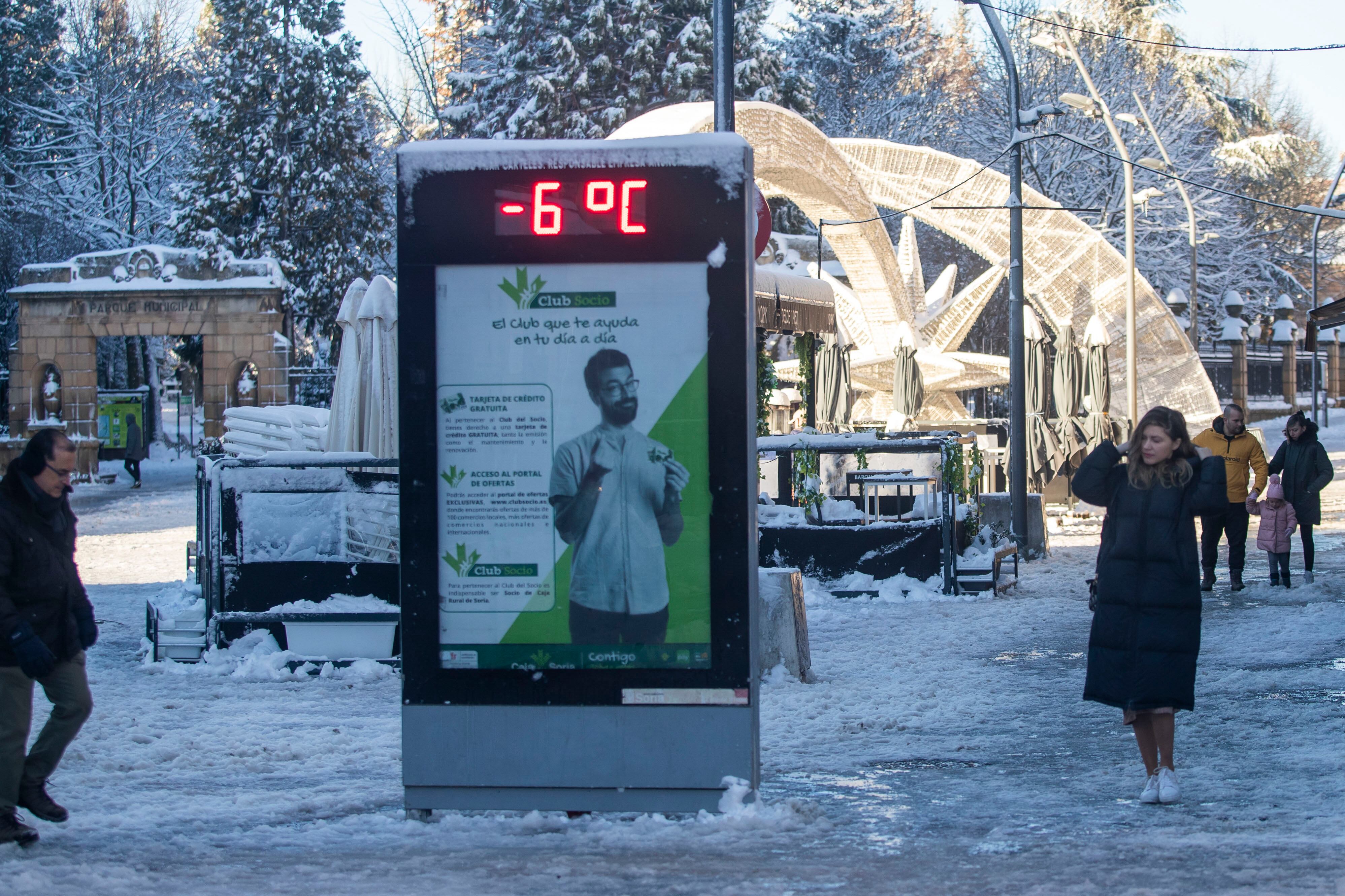 Varias personas caminan por la nieve, este sábado en Soria.