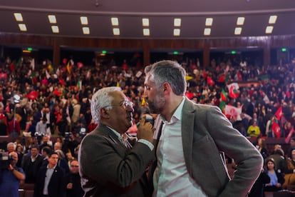 António Costa con el candidato socialista, Pedro Nuno Santos, durante un mitin en Setúbal.