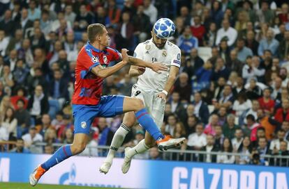 El delantero del Real Madrid, Karim Benzema, marca de cabeza el primer gol del partido.