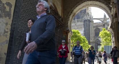 Turistas en la catedral de Sevilla