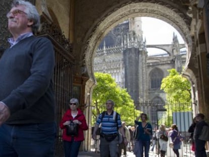 Turistas en la catedral de Sevilla