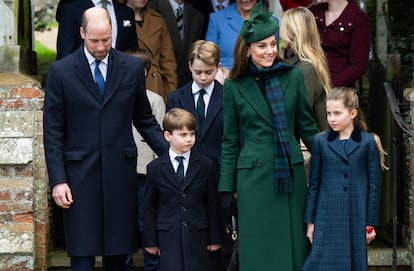 Los príncipes de Gales junto a sus tres hijos, Jorge, Carlota y Luis, el 25 de diciembre de 2024 en Sandringham. 