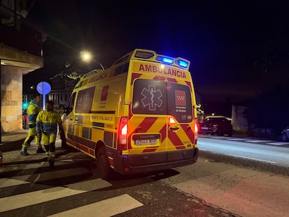 La ambulancia del Summa 112, en la intervención por el apuñalamiento de un hombre en Miraflores de la Sierra.