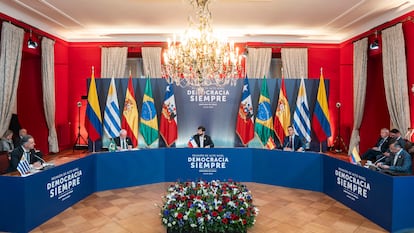 Los mandatarios de Colombia, Chile, Brasil, Uruguay y España asistieron a la cumbre 'Democracia Siempre' en el Palacio de la Moneda.