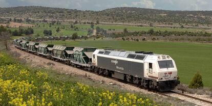 Uno de los trenes de Renfe Mercancías.