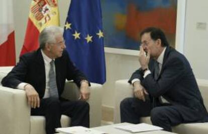 El presidente del Gobierno español, Mariano Rajoy, con su homólogo italiano, Mario Monti, en agosto pasado. EFE/Archivo