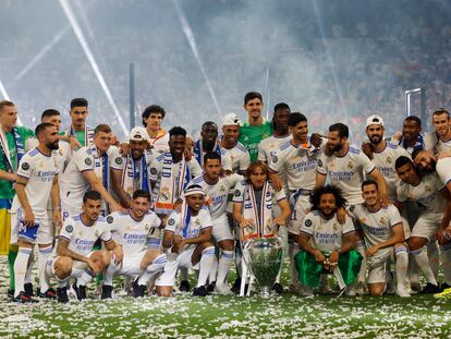 Los jugadores del Real Madrid celebran su triunfo en la Champions junto a la afición, en el Santiago Bernabeu.