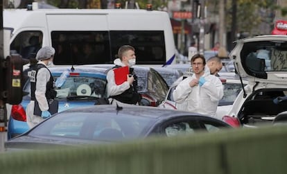 Policías forenses delante de la sala Bataclan de París, esta mañana.