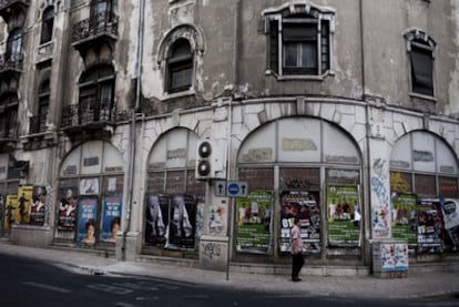 Numerosos edificios del centro de Lisboa muestran su abandono, como este de la calle de Eça de Queiroz, cerca de la plaza del Marqués de Pombal y la Avenida da Liberdade.