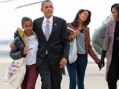 Barack Obama, con su esposa Michelle y sus hijas Malia y Sasha.