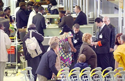 Pasajeros esperando ayer en el aeropuerto Charles de Gaulle, en París, para los registros.