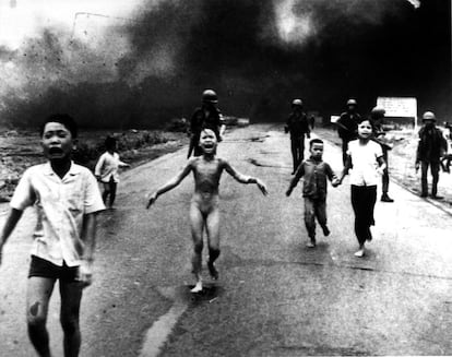 Ataque con napalm del ejército estadounidense en Vietnam el 8 de junio de 1972. La protagonista de la foto es la niña Kim Phuc, que huye herida junto con otros menores del poblado de Trang Bang. La imagen, obra de Nick Ut., ganó el premio World Press Photo Vietnam.
