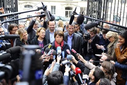 Martine Aubry comparece ante los medios a su llegada a la sede del partido en París.