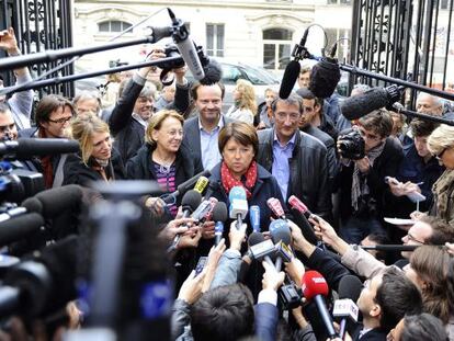 Martine Aubry comparece ante los medios a su llegada a la sede del partido en París.