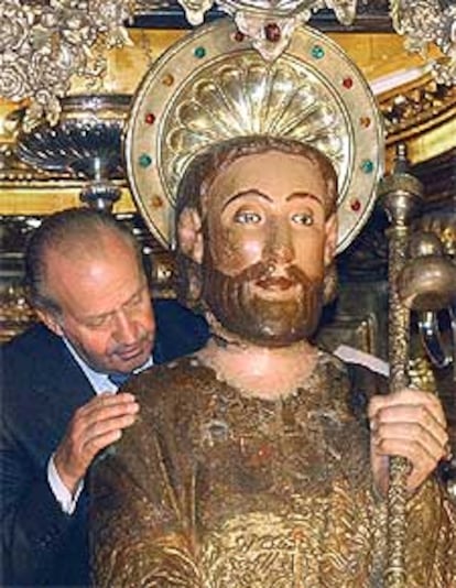 Juan Carlos I besa la imagen del Apóstol Santiago.