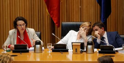 Desde la izquierda: la ministra de Trabajo, Magdalena Valerio, junto a la presidenta de la Comisión del Pacto de Toledo, Celia Villalobos, y el letrado de la comisión