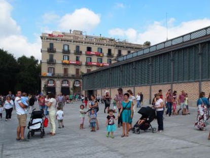 El espacio público delante del Mercado del Born de Barcelona.