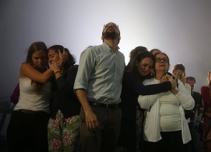 Familiares del periodista brasileño, Guilherme Marques, lloran su perdida tras el accidente aéreo en Río de Janeiro (Brasil).
