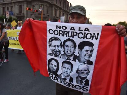 Un manifestante contra la corrupci&oacute;n, ayer en Lima.