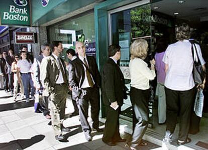 Ciudadanos argentinos, ayer, haciendo cola ante una sucursal bancaria en Buenos Aires.