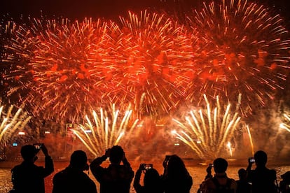 Fogos de artifício iluminam Hong Kong, nas celebrações de 2017