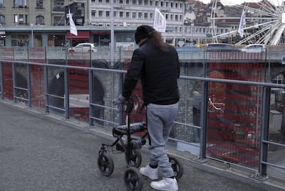 Michel Rocatti camina con un andador tras haber quedado parapléjico en un accidente.